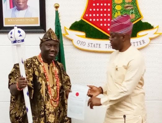 Breaking: Oyomesi absent as Makinde presents staff of office to new Alaafin inside govenor’s office