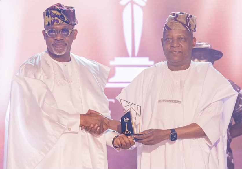 'You don't even deserve a plastic cup', 'is this a prank' ... _ Netizens mock Abiodun's award on security