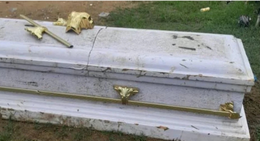 Police Arrest Cemetery Manager, Gravedigger for Allegedly Exhuming Corpse to Sell 'Second-Hand' Casket