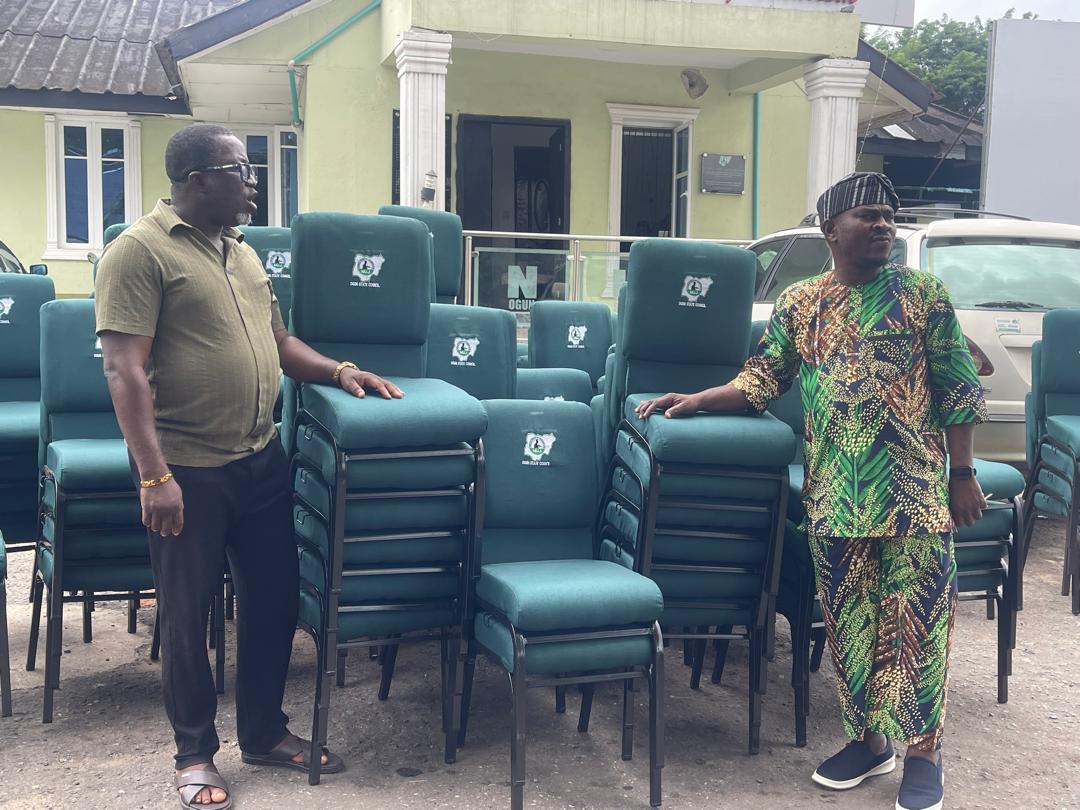 Gboyega Isiaka donates 100 executive chairs to Ogun NUJ