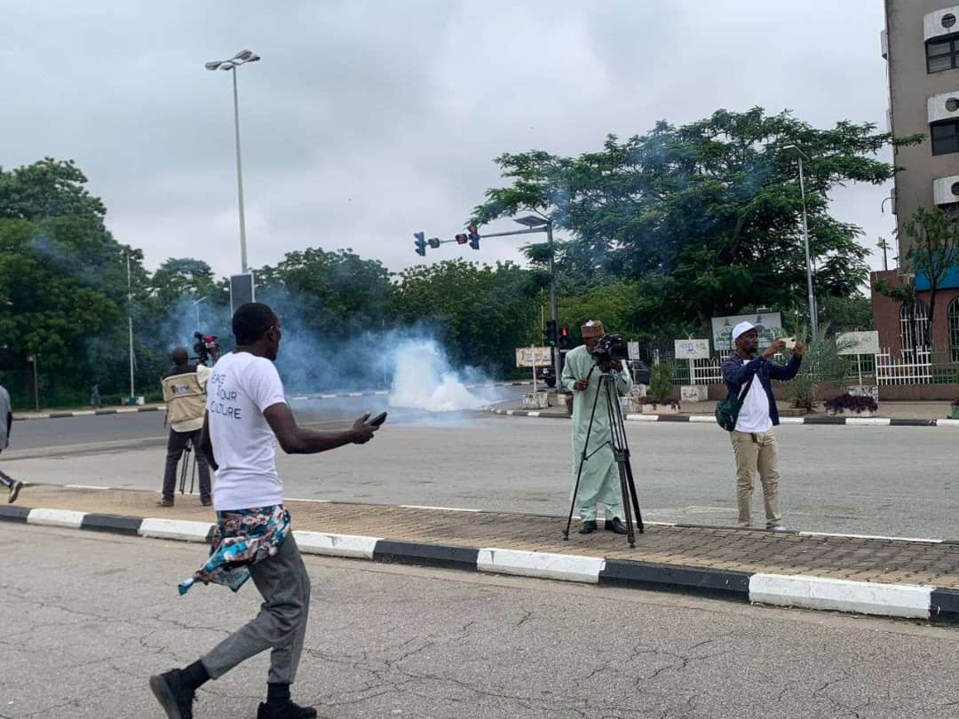 Police use teargas on Abuja demonstrators as counter protesters receive N5, 000 each