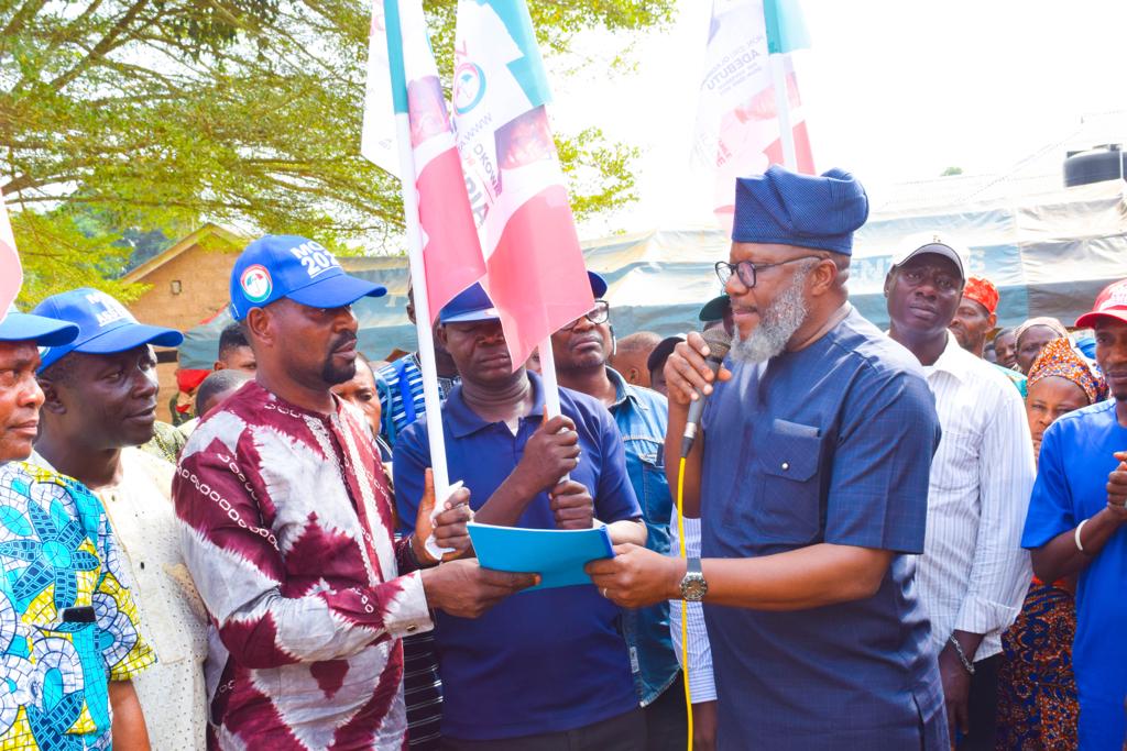 Akinlade receives 500 ADC, APC defectors into Ogun PDP